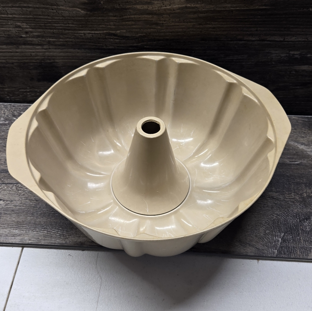 Vintage Anchor Hocking Microware Fluted Bundt Pan 10 inch No. PM 448-T1‎